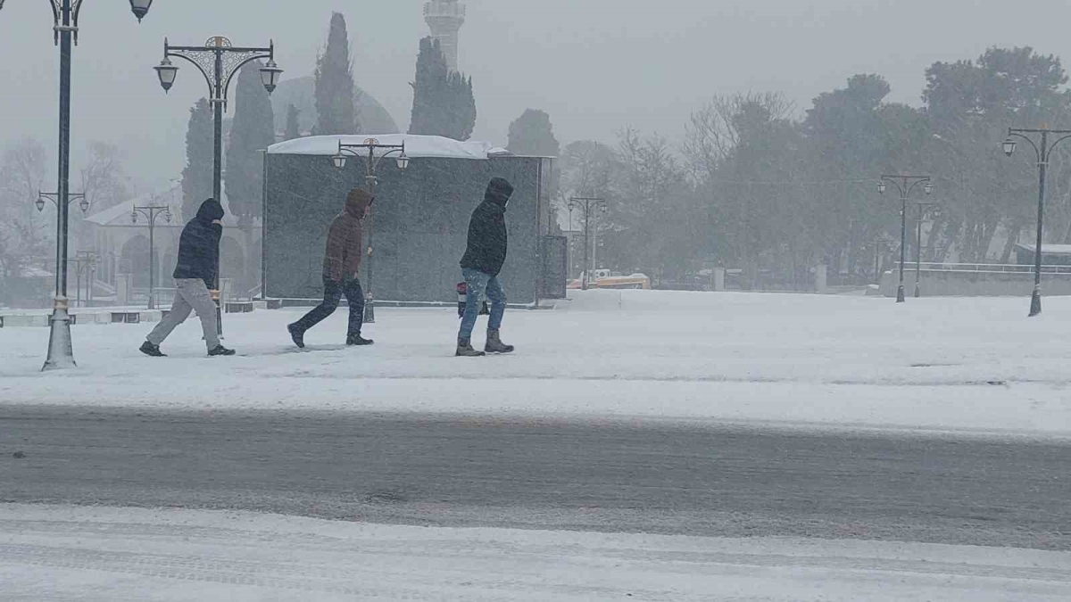 Tekirdağ'da yoğun kar tipiyle sürüyor: Vatandaşlar yürümekte güçlük çekti - Malatya Pencere Haber | Malatya Son Dakika Haberleri