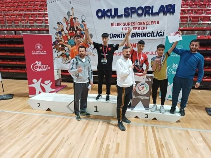 Güroymaklı öğrenci bilek güreşinde Türkiye ikincisi oldu
