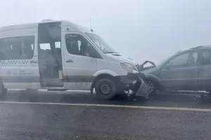 Pütürge ilçesinde yolcu minibüsü ile otomobilin kafa kafaya çarpıştığı kazada,