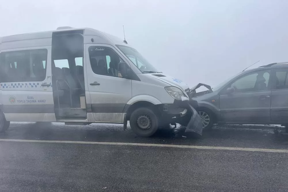 Pütürge ilçesinde yolcu minibüsü ile otomobilin kafa kafaya çarpıştığı kazada,