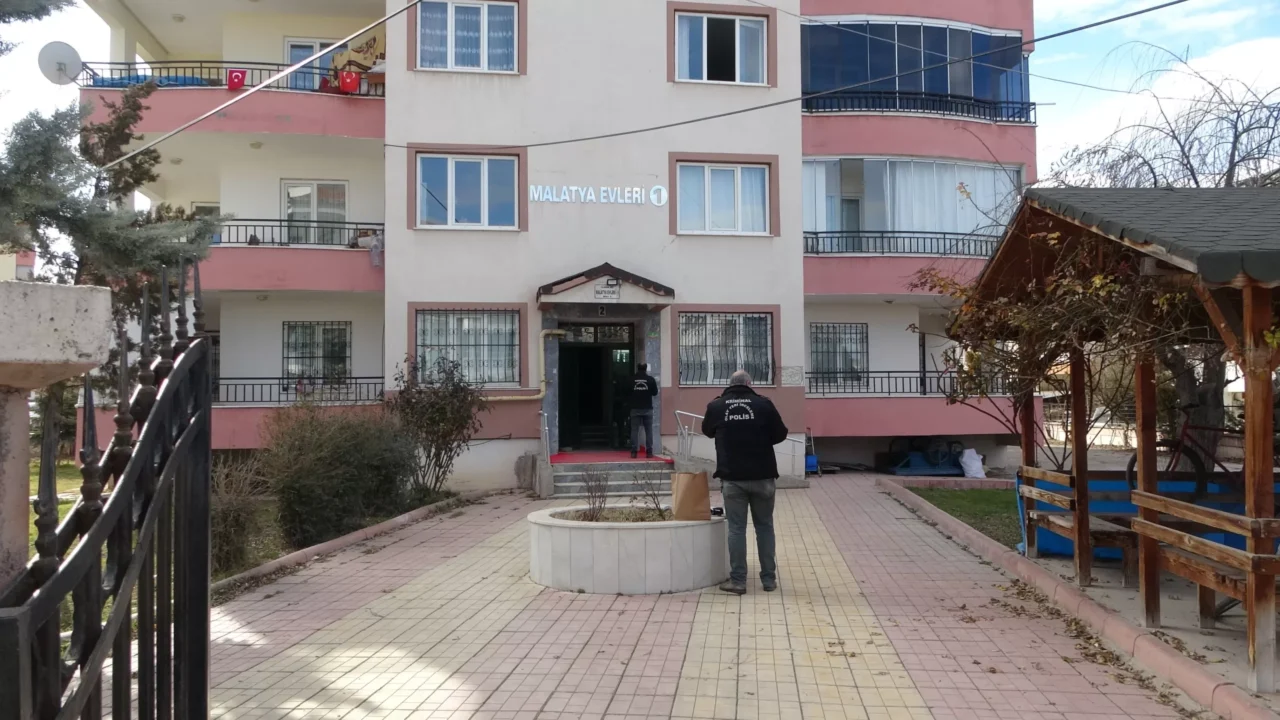 Malatya'da evinde kanlar içerisinde bulunan şahıs, kaldırıldığı hastanede  hayatını kaybetti.