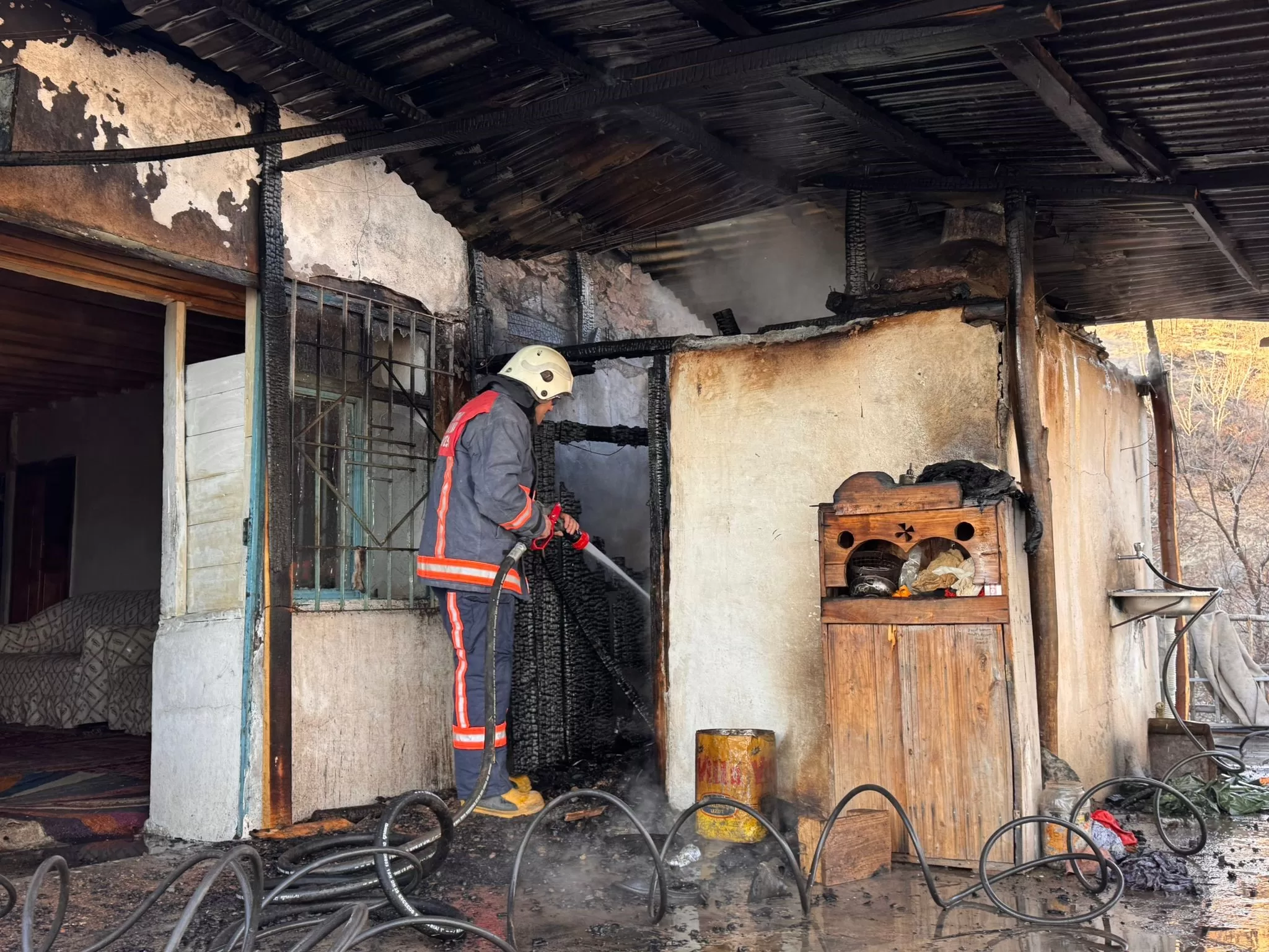 Malatya’nın Pütürge ilçesinde çıkan ev yangını itfaiye ekiplerinin müdahalesi ile