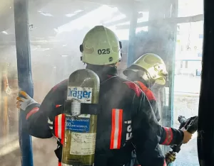 Malatya'nın Yeşilyurt ilçesinde müstakil bir evin çatısında çıkan yangın itfaiye
