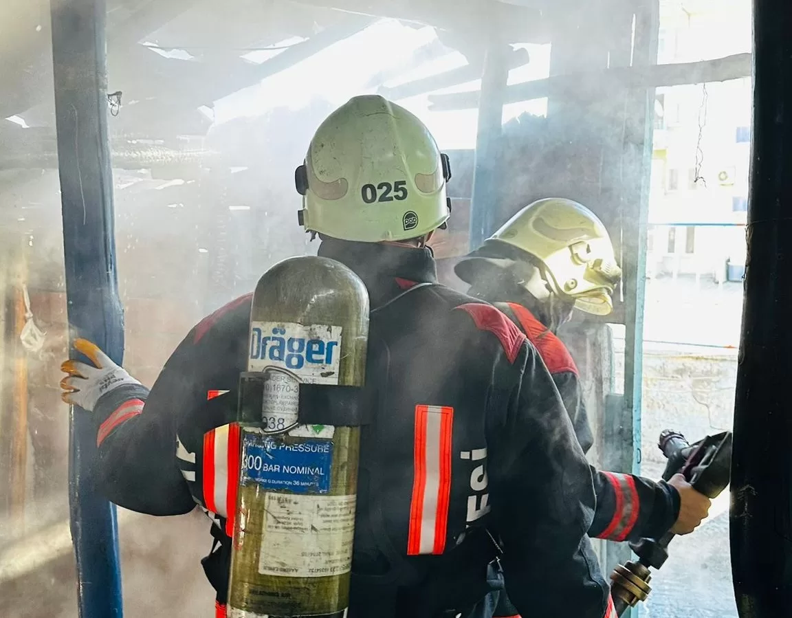 Malatya'nın Yeşilyurt ilçesinde müstakil bir evin çatısında çıkan yangın itfaiye