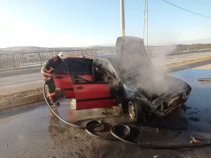 Malatya’da sürücüsünün kontrolünden çıkarak kaza yapan otomobil alev aldı. Kazada