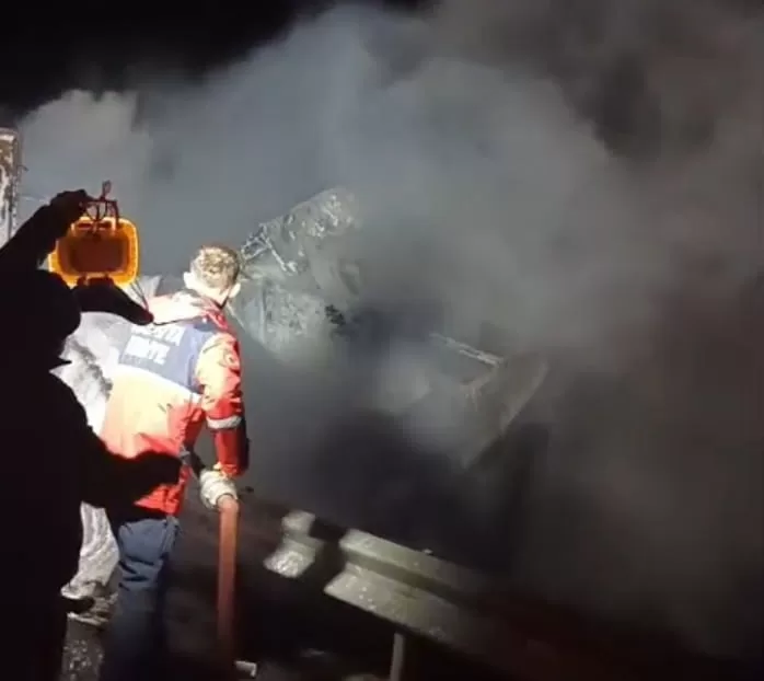 Malatya’da odun yüklü traktör ile çarpışan tır alev alev yandı.