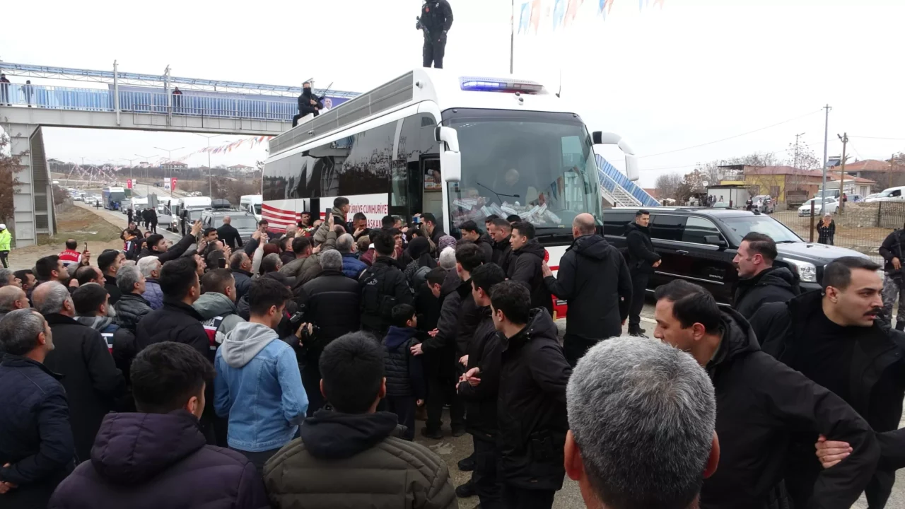 Malatya’ya gelen Cumhurbaşkanı Recep Tayyip Erdoğan’a vatandaşlar yoğın ilgi gösterdi.