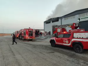 Malatya’da bir fabrikada çıkan yangın diğer fabrikalara sıçramadan kontrol altına