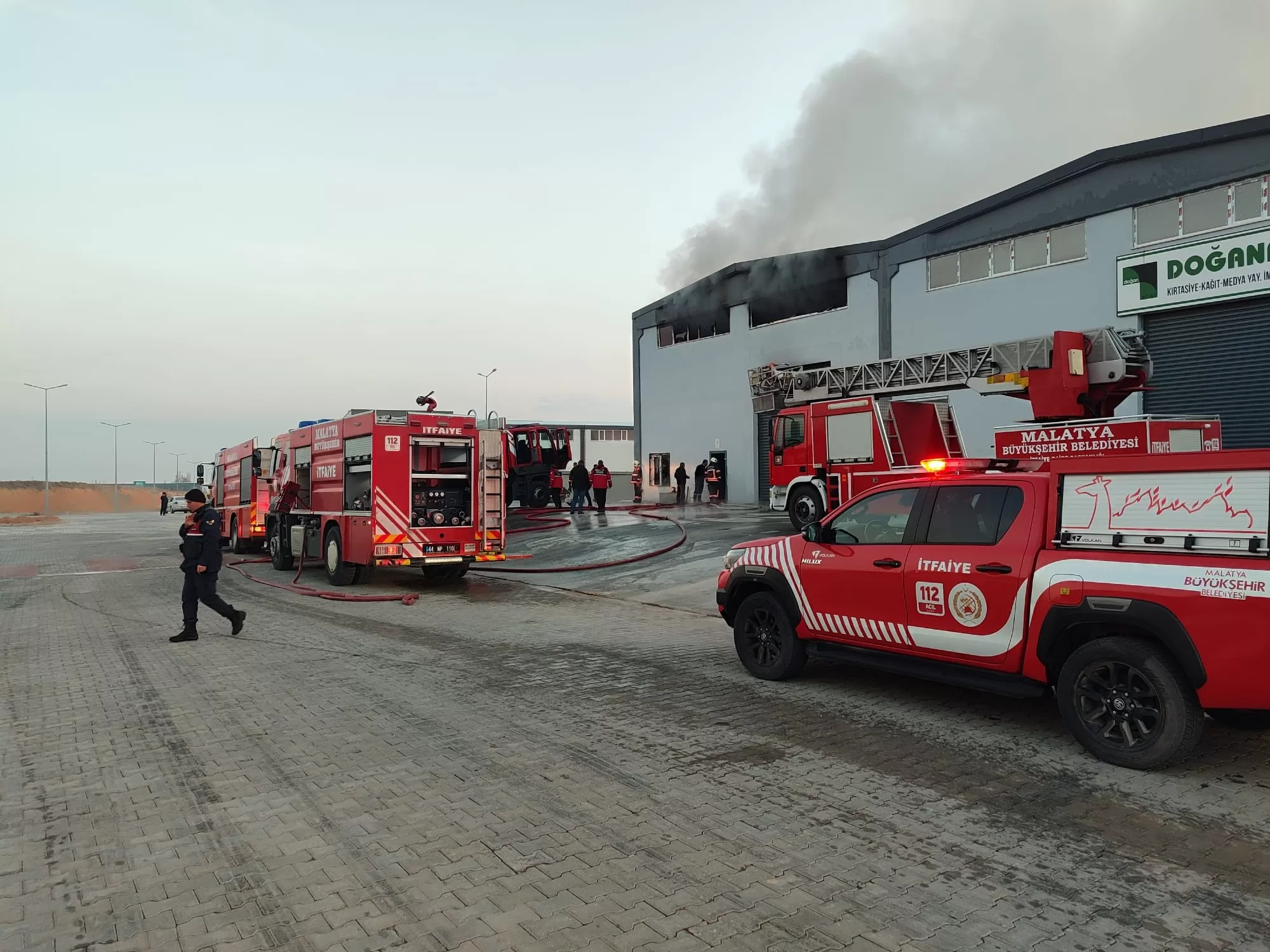 Malatya’da bir fabrikada çıkan yangın diğer fabrikalara sıçramadan kontrol altına