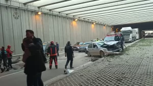 Zincirleme Trafik Kazasında 7 kişi Yaralı Çevreyolu alt geçitte 4
