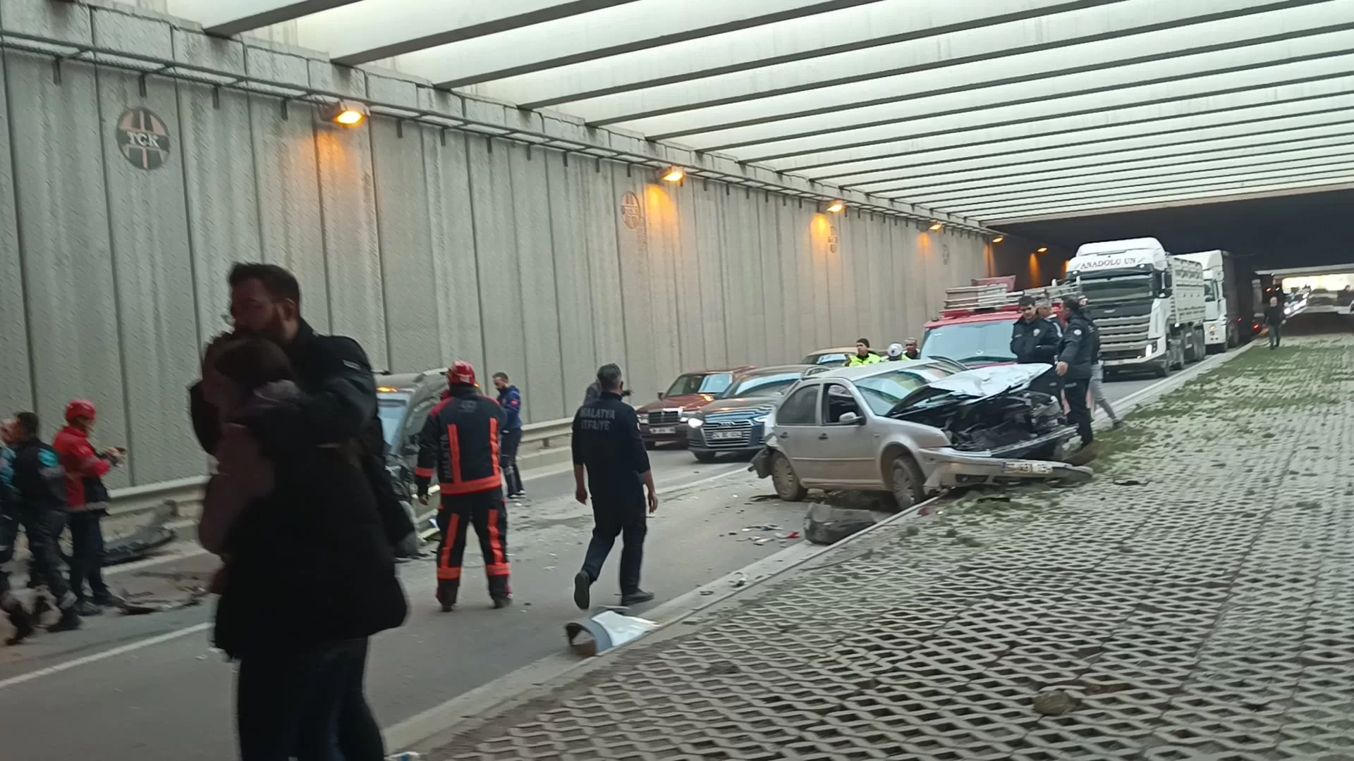 Zincirleme Trafik Kazasında 7 kişi Yaralı Çevreyolu alt geçitte 4