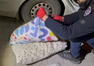 Malatya’da şüphe üzerine durdurulan otomobilde yastık içerisine gizlenmiş 1 kilo