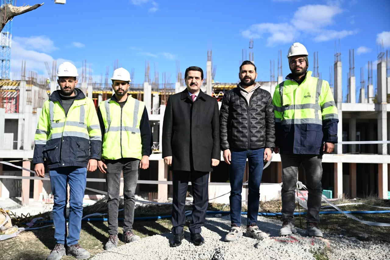 Malatya Yeni Adliye Sarayı'nın inşaatında incelemelerde bulunan Battalgazi Belediye Başkanı