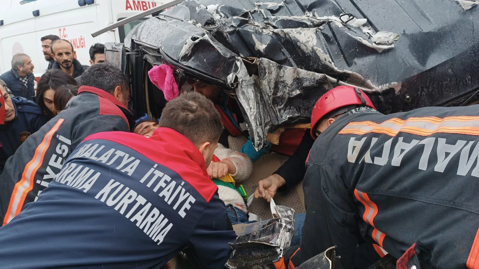 Malatya’nın Akçadağ ilçesinde kamyon ile hafif ticari aracın karıştığı trafik