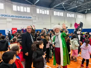 Arguvan’da eğitim gören çocuklar için düzenlenen ‘Arguvan Çocuk Şenliği’nde yüzlerce