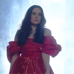 Ayşenur Gök’in, MüzikOnair etiketiyle yayınlanan “Kapı” isimli tekli çalışması, video