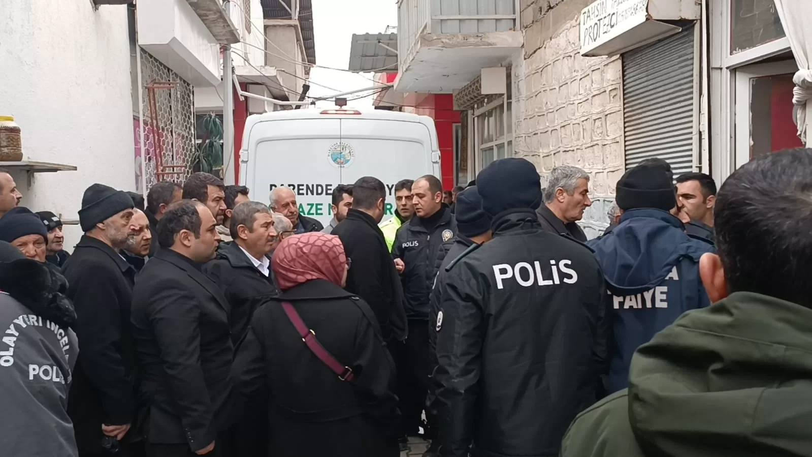 Darende’de şekerleme işi yapan İsmail Özoğlu’nun atkısı hamur yoğurma makinasının