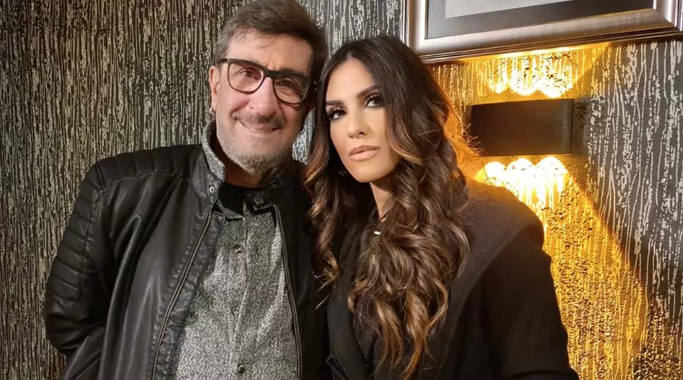 Başarılı sanatçı Naz Elibol , ünlü televizyoncu Cem Özer ’in