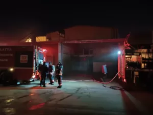 Malatya Büyükşehir Belediyesi İtfaiye Daire Başkanlığı ekipleri, yangına hızlı bir