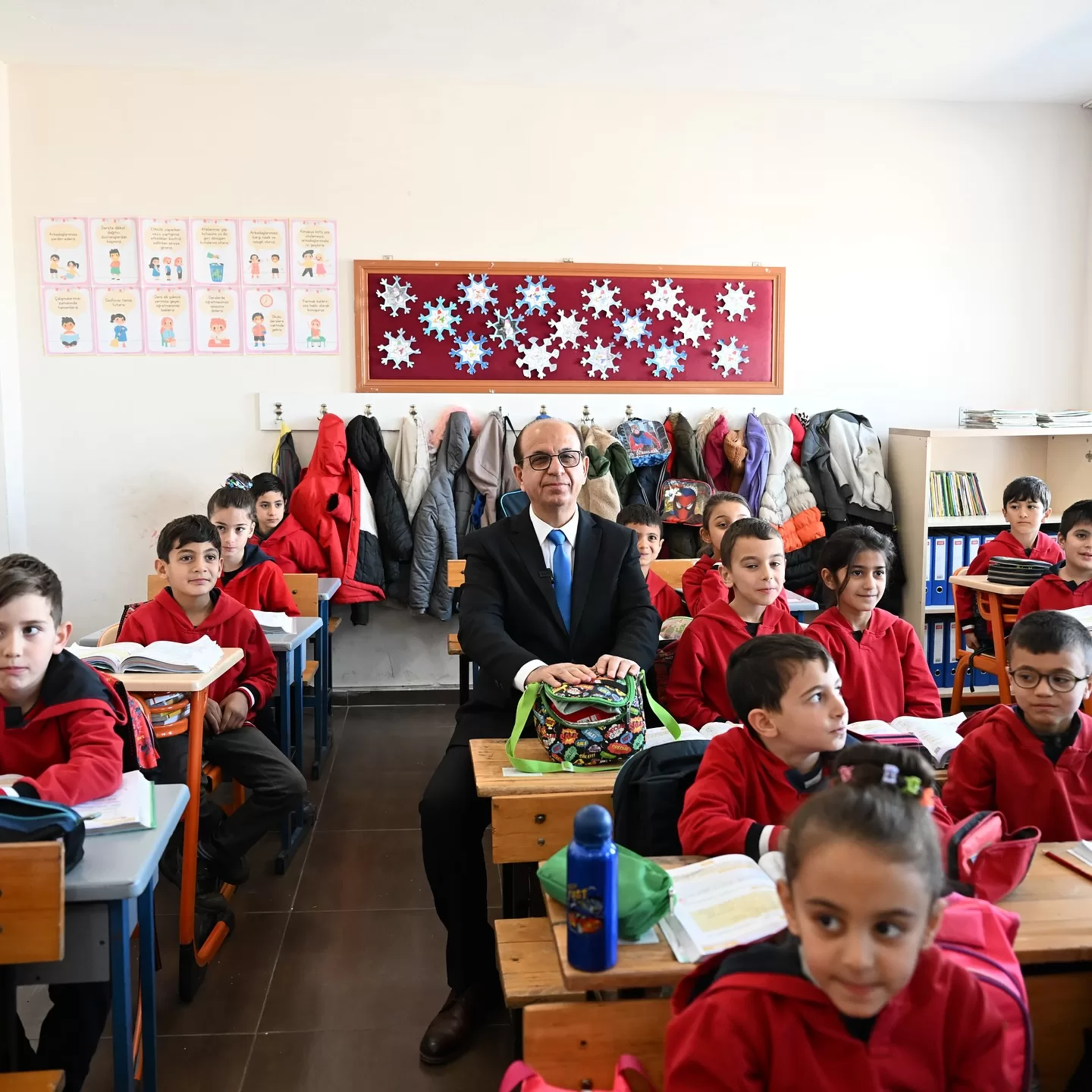 “Öğrencilere Yapılan Yatırım, Sağlıklı Nesillerin Yetişmesine Katkıdır” Yeşilyurt Belediye Başkanı Prof. Dr. İlhan Geçit, kırsal mahallelerdeki öğrencilerin