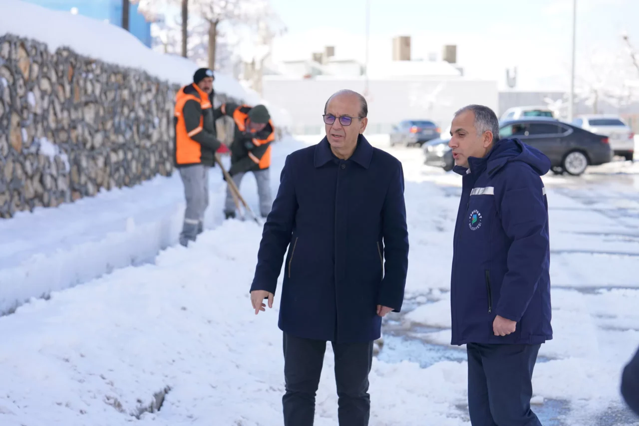 "Yeşilyurt Belediye Başkanı Prof.Dr. İlhan Geçit, ilçede ulaşımın aksamaması, yaya
