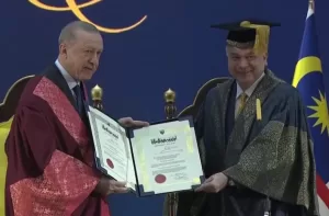 Malezya'da resmi temaslarda bulunan Cumhurbaşkanı Erdoğan'a fahri doktora unvanı verildi.