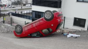 Yeşilyut'ta bir sitenin çıkışında  kontrolden çıkıp istinat duvarına çarparak ters