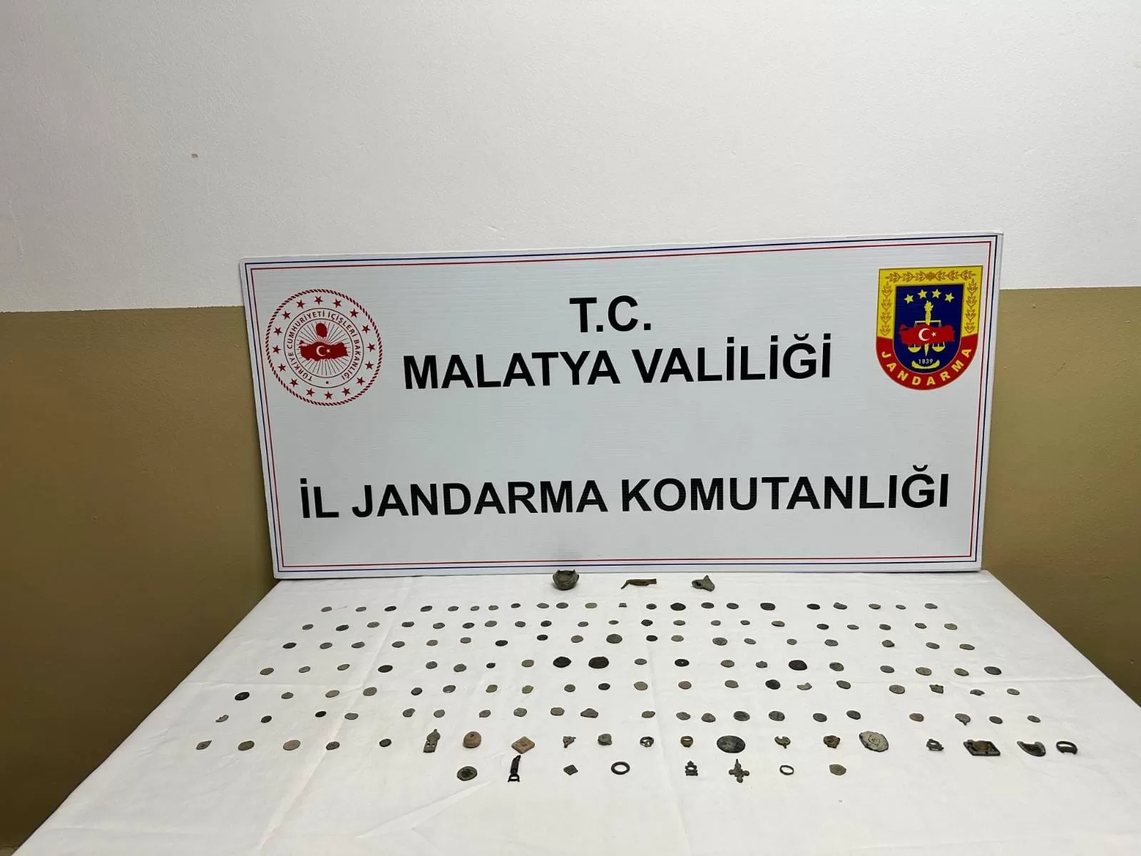 Jandarmadan Tarihi Eser Operasyonu Malatya’nın Yeşilyurt ilçesinde jandarma ekipleri tarafından düzenlenen operasyonda 131 adet