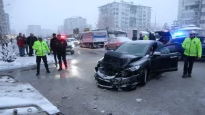 Malatya’da öğrencisi servisi ile otomobilin çarpıştığı kazada 4’ü öğrenci 5