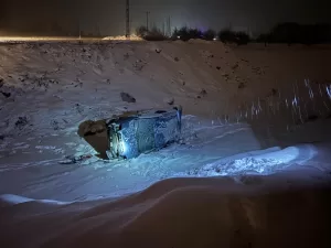 Malatya’nın Doğanşehir ilçesinde kaygan yol nedeniyle kontrolden çıkan otomobilin şarampole