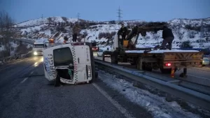 Malatya’da kontrolden çıkan yolcu minibüsünün devrildi minübüste bulunan 10 kişi