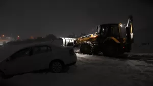 ÇAMURLU MAHALLESİ’NDE KARDA MAHSUR KALAN ARAÇ KURTARILDI Battalgazi Belediyesi ekipleri,