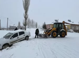 Doğanşehir Belediyesi ekipleri, yoğun kar yağışının etkili olduğu Kurucaova Mahallesi’nde