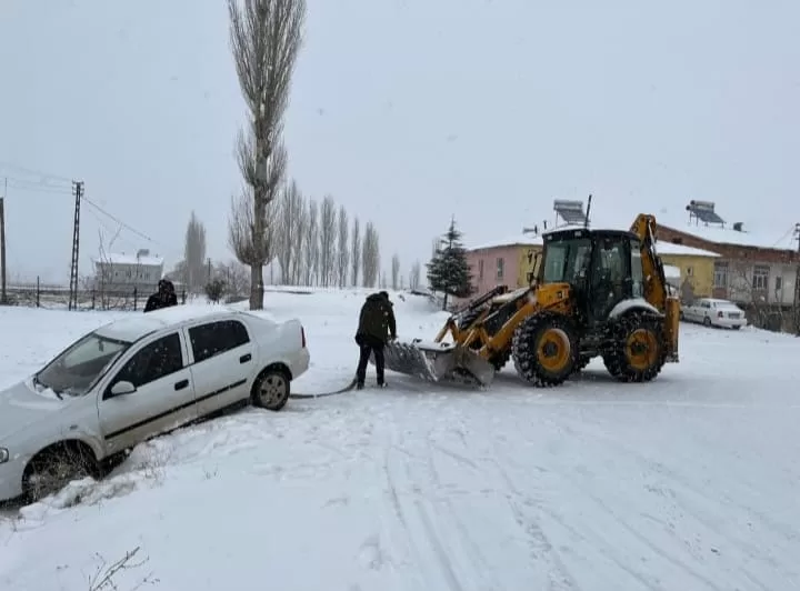 Doğanşehir Belediyesi ekipleri, yoğun kar yağışının etkili olduğu Kurucaova Mahallesi’nde
