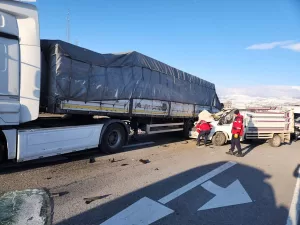 Malatya-Sivas Karayolu üzerinde sabah 08.25 sıralarında trafik kazası meydana geldi.