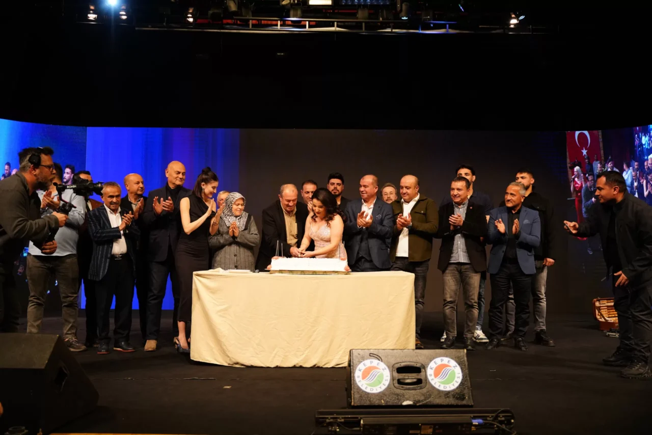 10’uncu sanat yılını yakın dostları ve sevenleriyle Antalya Erdem Bayazıt