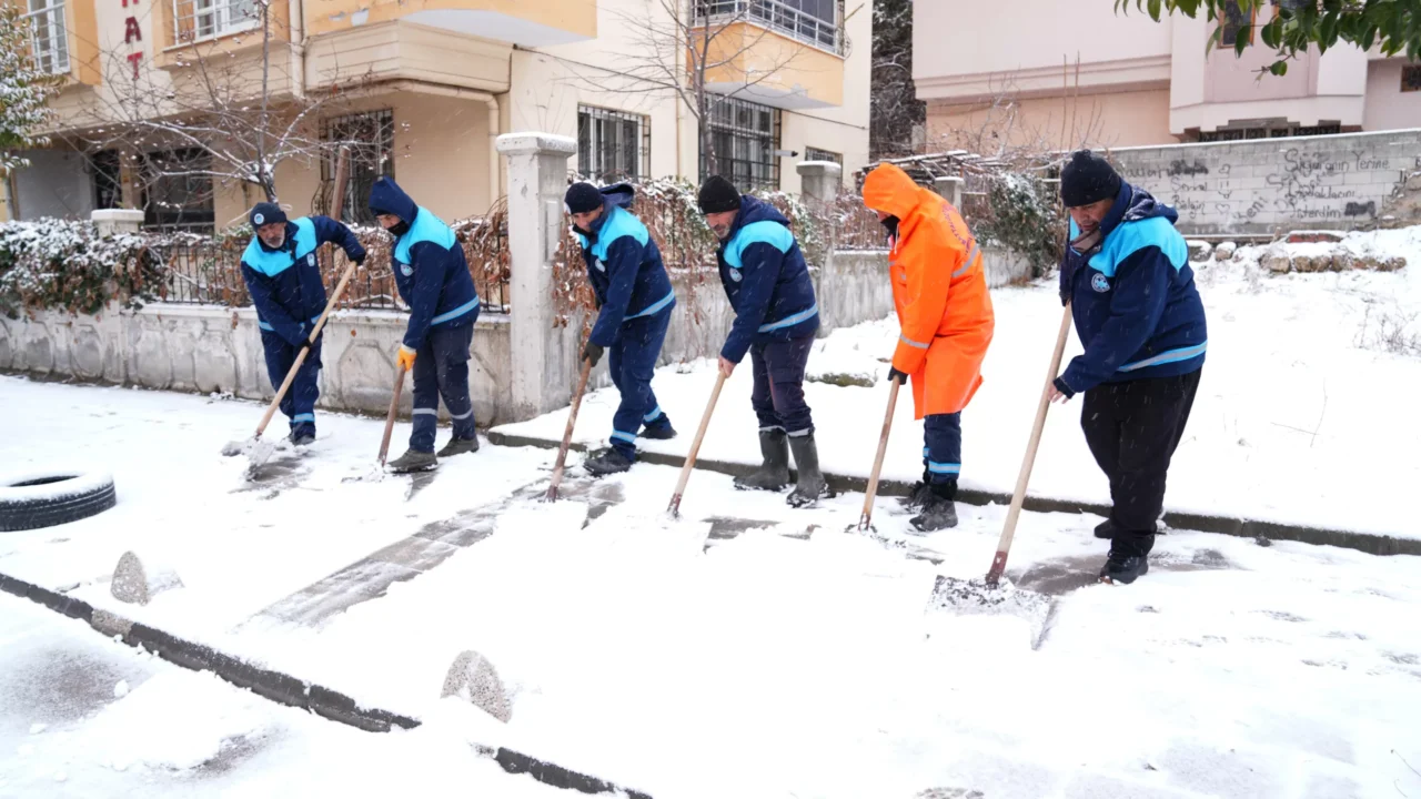 Malatya’da dün akşam saatlerinden itibaren etkisini gösteren kar yağışına karşı