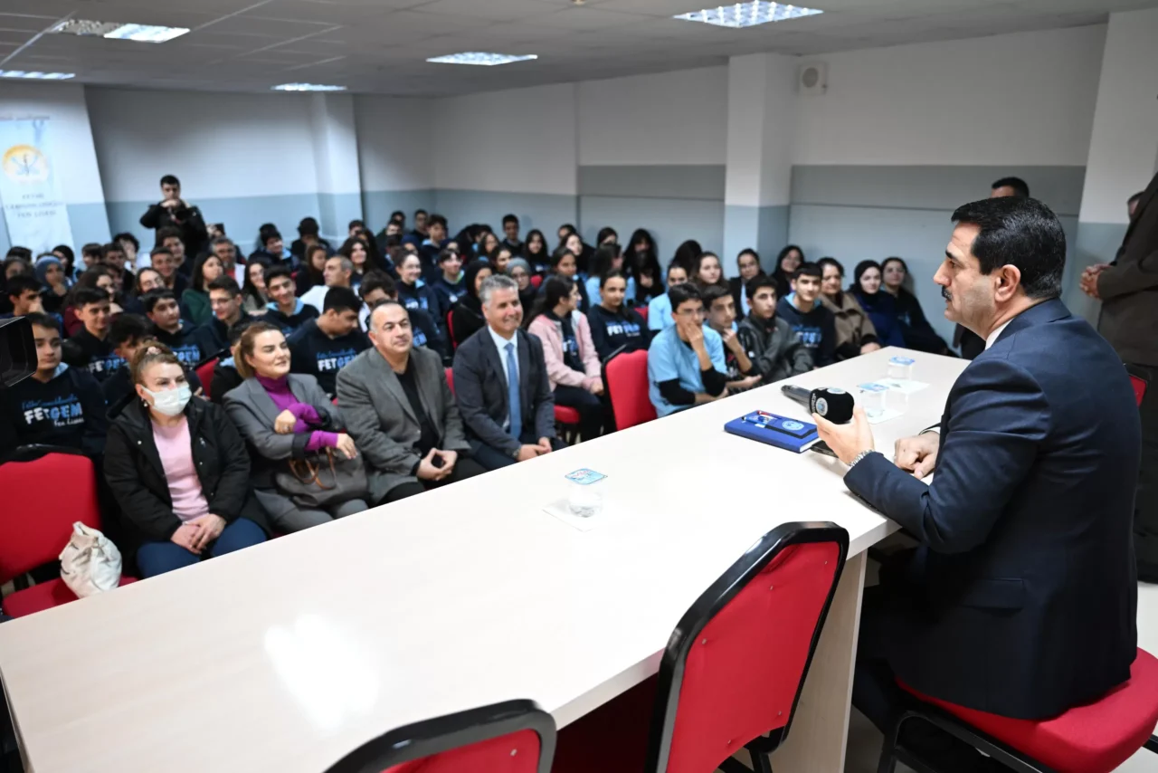 Başkan Taşkın, Gençlerle Deneyimlerini Paylaştı Battalgazi Belediye Başkanı Bayram Taşkın, Fetih Gemuhluoğlu Fen Lisesi'nde düzenlenen