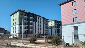 TOKİ’nin depremzedeler için yaptığı evlerin anahtarları 23 ay sonra hak
