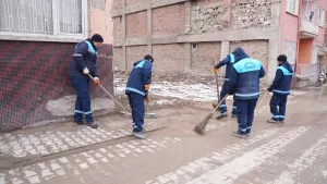 Battalgazi Belediyesi ekipleri, ilçenin farklı noktalarında yol bakım, temizlik, denetim