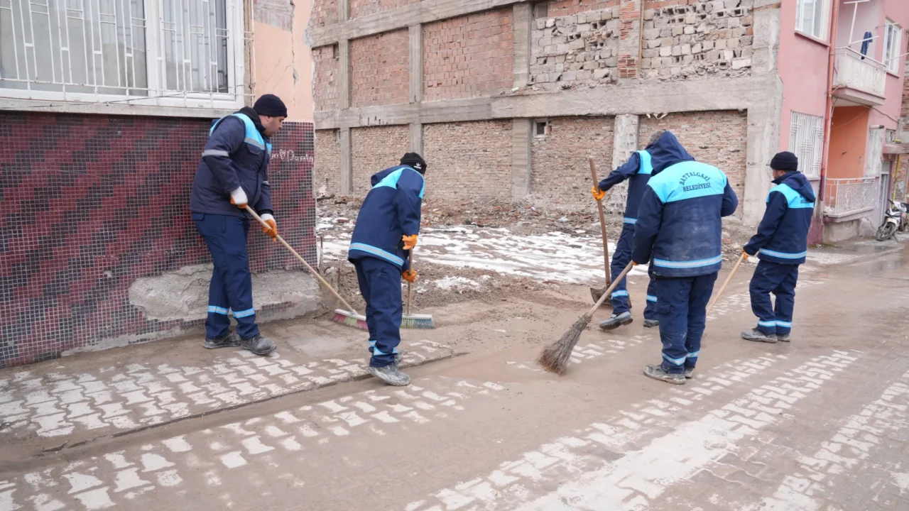 Battalgazi Belediyesi ekipleri, ilçenin farklı noktalarında yol bakım, temizlik, denetim