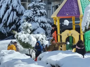 Malatya'da  etkili olan kar yağışı, çocuklar için eğlenceli anlara sahne