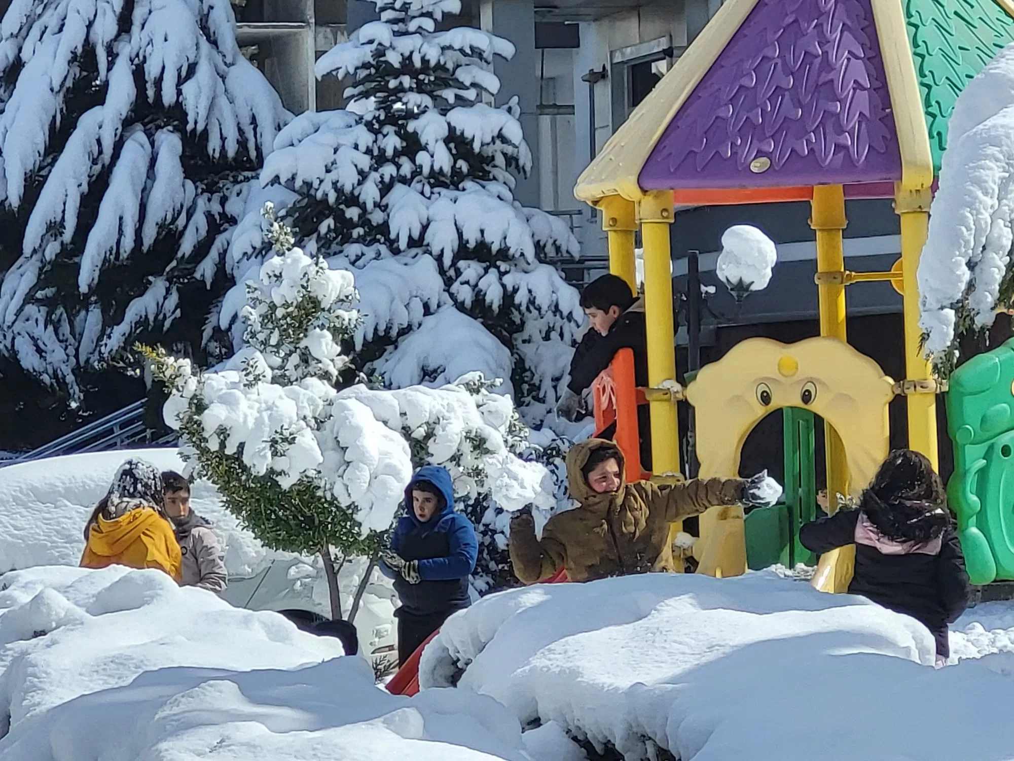 Malatya'da  etkili olan kar yağışı, çocuklar için eğlenceli anlara sahne