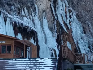 Darende’de hava sıcaklığı eksi 20 dereceler düşerken Günpınar Şelalesi dondu.