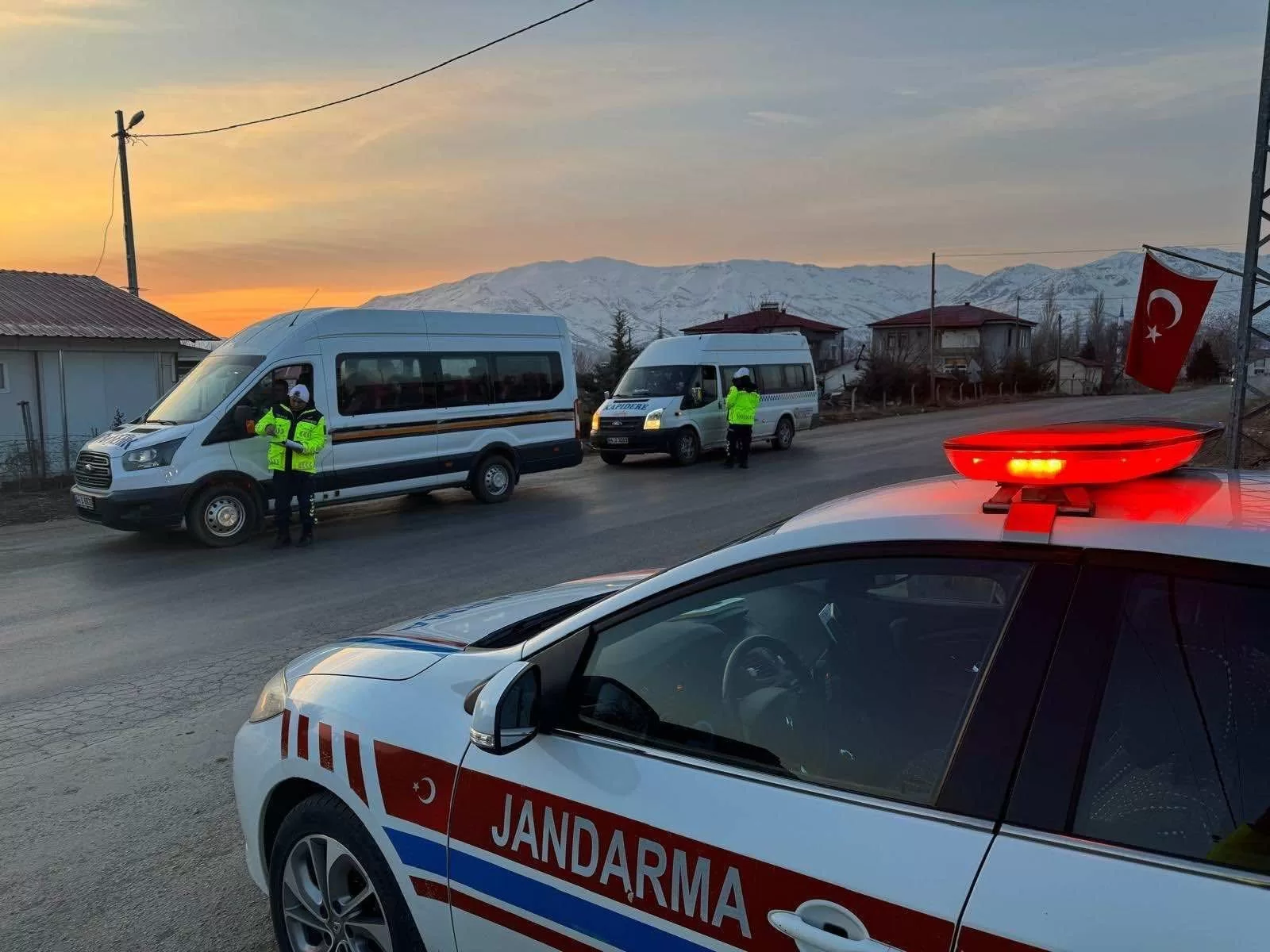 İl Jandarma Komutanlığı Öğrencilerin Güvenliği İçin Denetimlerini Aralıksız Sürdürüyor İl