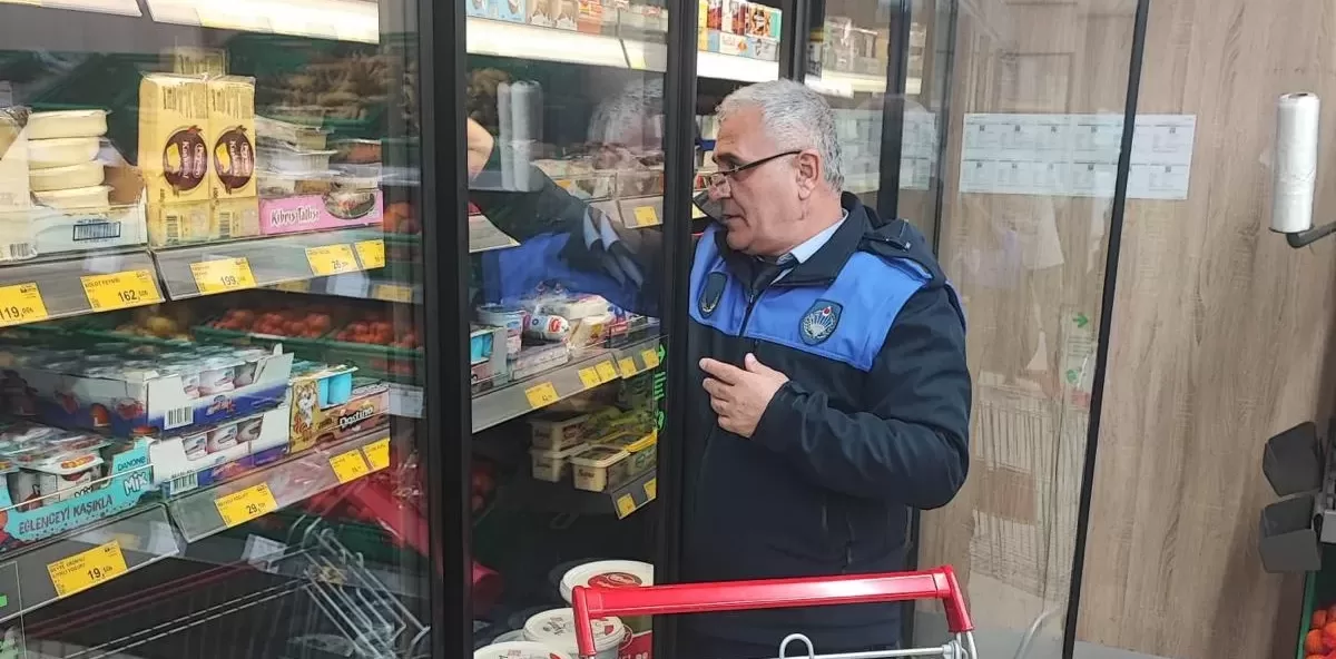 Zabıta’dan Market Denetimi Battalgazi Belediyesi Zabıta Müdürlüğü ekipleri, halk sağlığını korumak ve tüketici