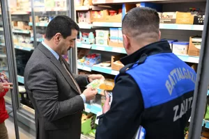 Battalgazi Belediye Başkanı Bayram Taşkın, zabıta ekipleriyle birlikte market denetimi