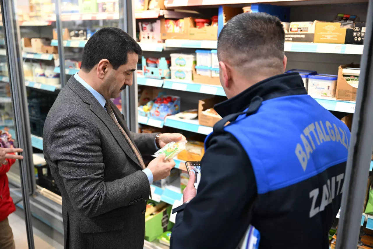 Battalgazi’de Güvenli Alışveriş İçin Denetimler Sürüyor Battalgazi Belediye Başkanı Bayram Taşkın, zabıta ekipleriyle birlikte market denetimi