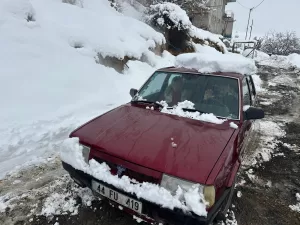 Yoğun kar yağışı nedeniyle yolu kapanan Beydağı Mahallesinde yaşayan hamile