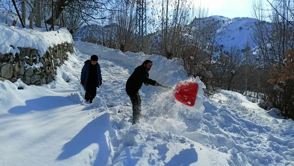 Arapgir’de Kar Engeli Arapgir ilçesinde etkili kar yağışı yüksek rakımlı bölgelerde ulaşımı olumsuz